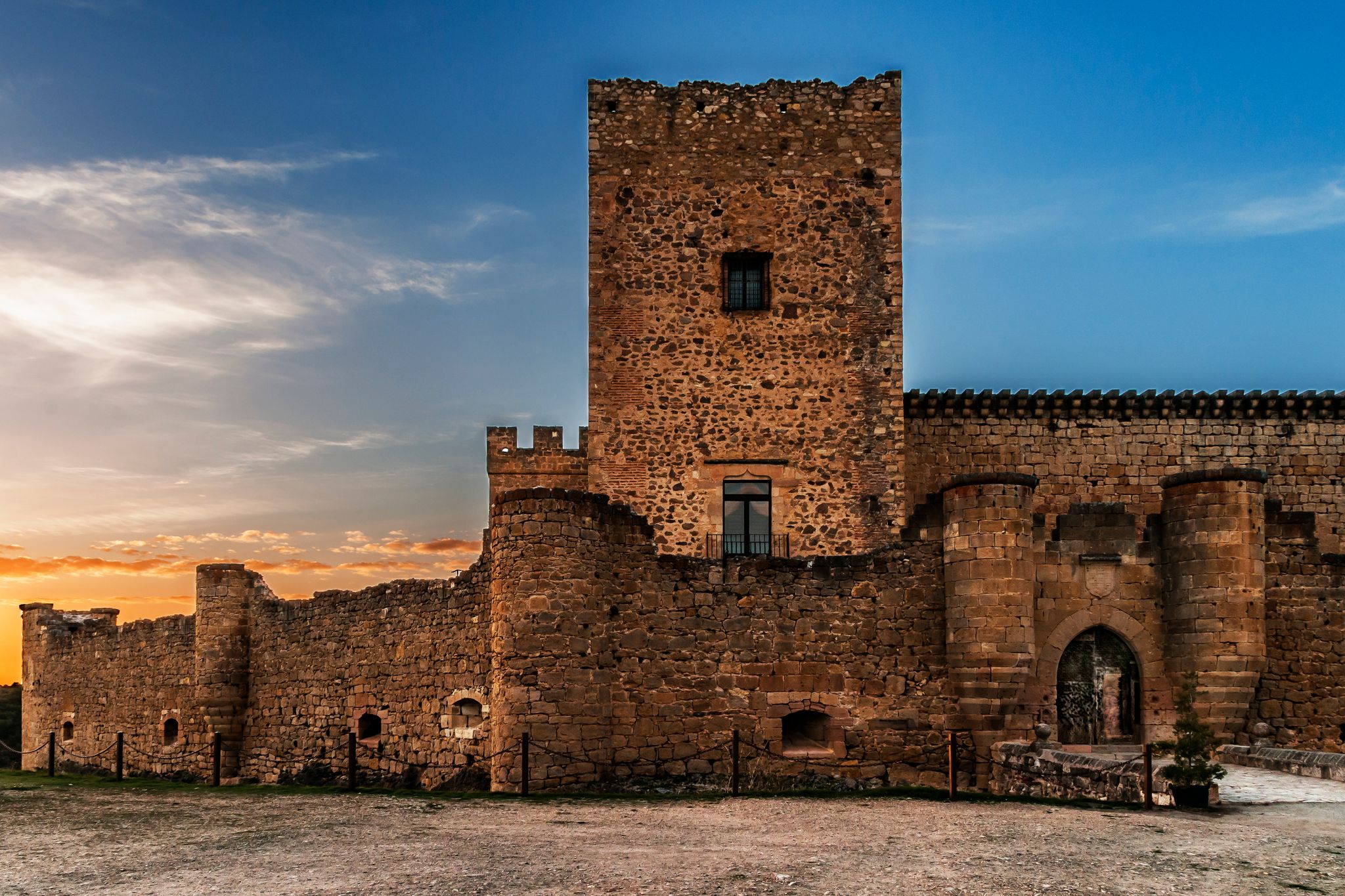 Leyendas, fenómenos paranormales… 7 castillos con fantasmas para una escapada de miedo 👻