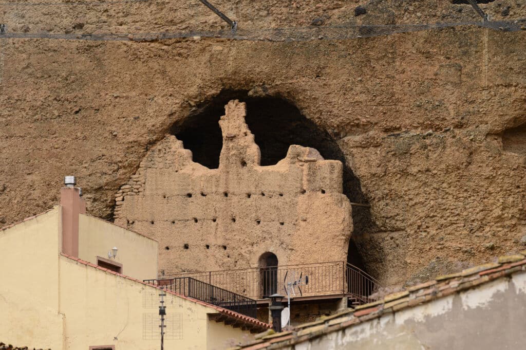 La cueva del Castillo de Los Fayos (Zaragoza), incrustada en la roca. Por Pere Elvira/Wirestock