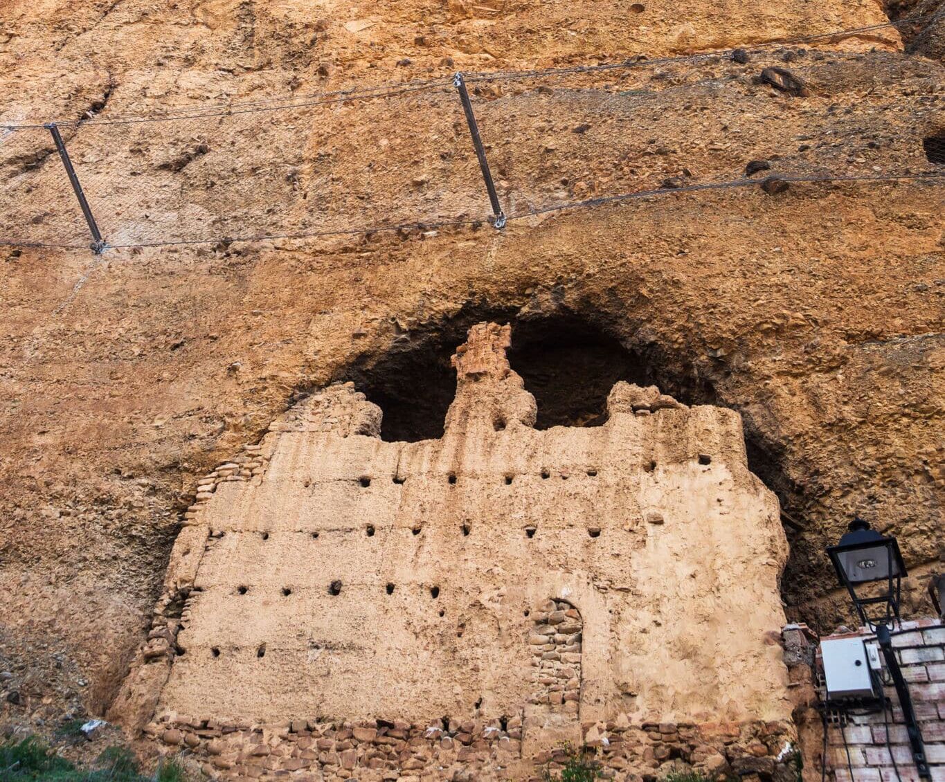 El pueblo del Moncayo que esconde un castillo dentro de una cueva y una ermita incrustada en la roca
