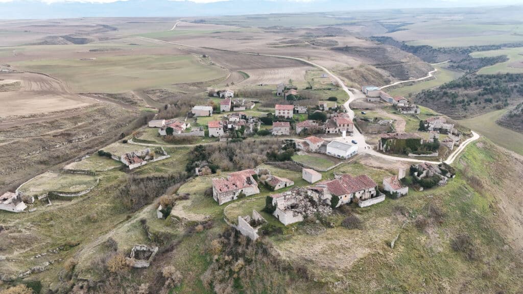 Vista aérea de Castil de Carrias, en Burgos, donde se rodó La bola negra. Por Tomukas