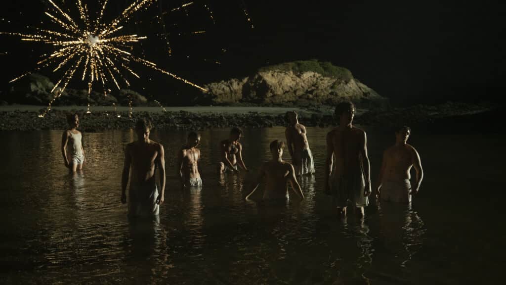 Soldados de la película de La Bola Negra, en una escena rodada en la playa de la Arnía (Cantabria). Foto de COMUNICACION ATRESMEDIA