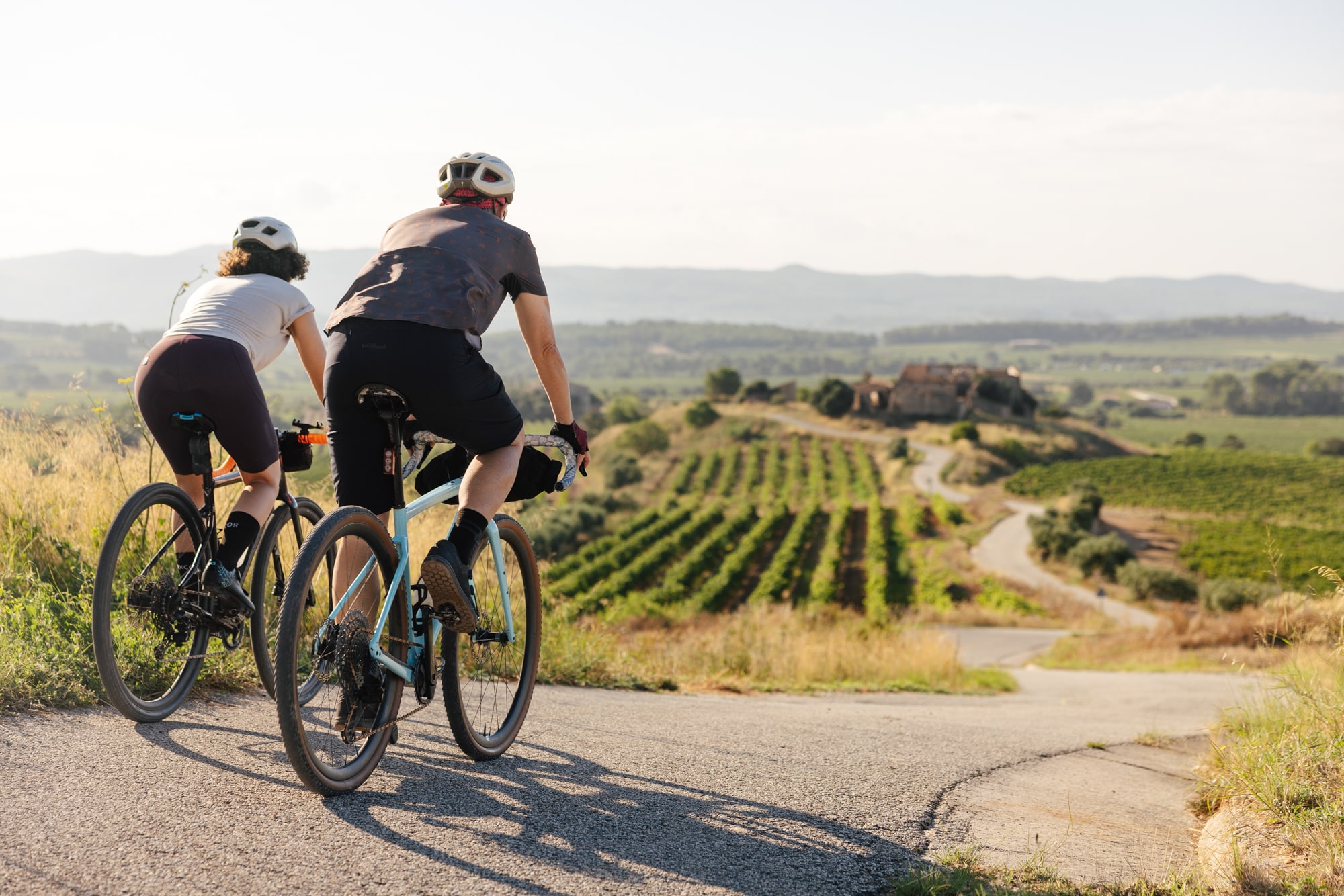 Hacer fuet o pedalear entre viñas: experiencias gastronómicas cerca de Barcelona