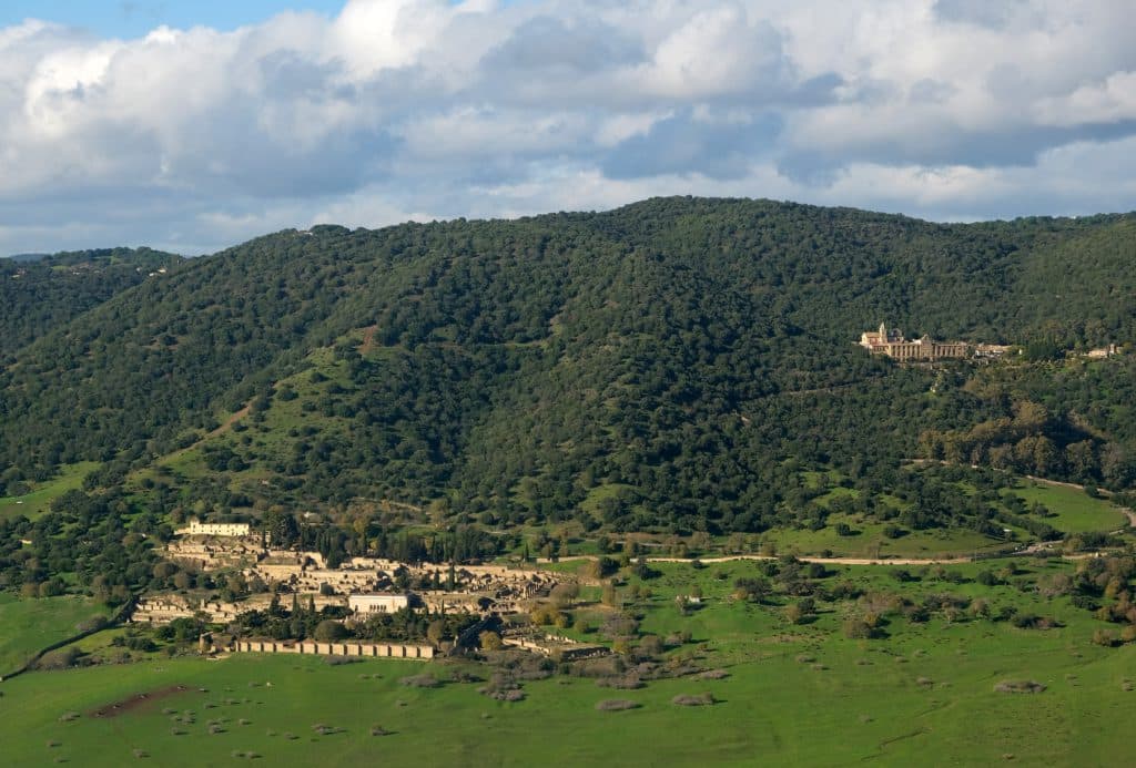 Vista aérea de Medina Azahara sobre Sierra Morena