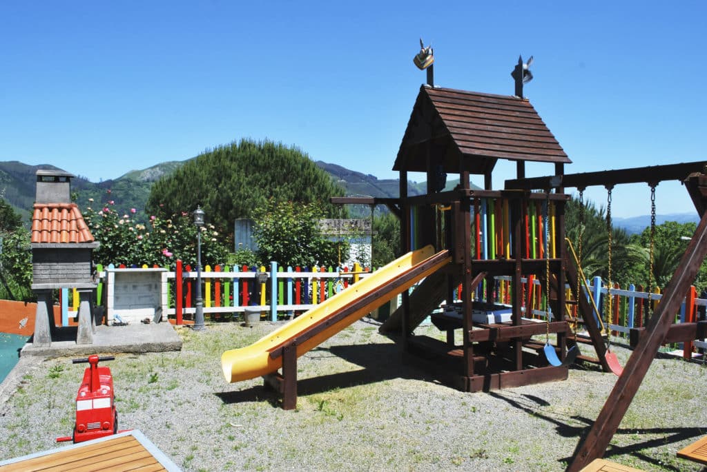 Parque infantil en Apartamentos Mirador Picos de Europa