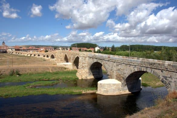 El puente de León en el que para cruzar había que pelear
