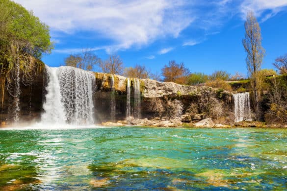 Cascada Pedrosa de la Tobalina, aguas turquesas en Las Merindades