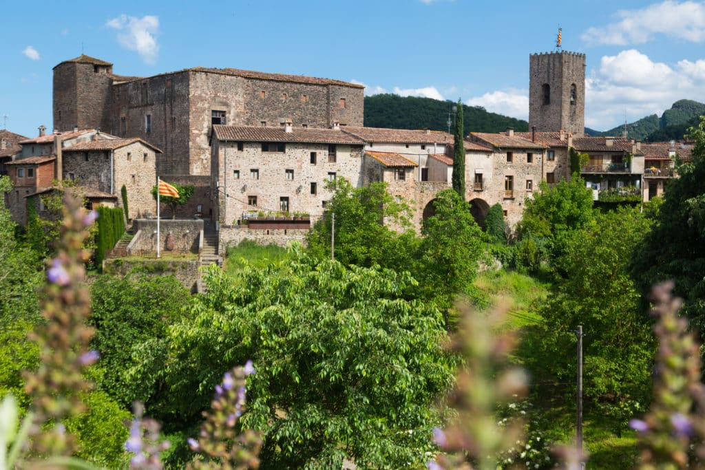 Pueblos con bosque: Castillo de Santa Pau, Girona