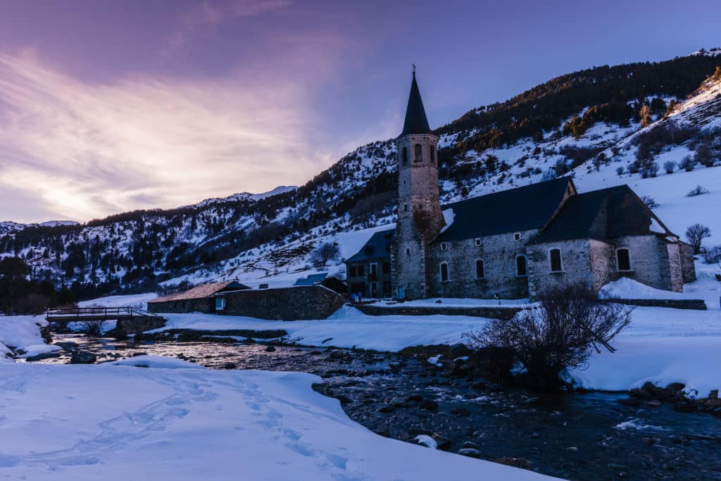 Nieve en Santuario de Montgarri, Lleida.