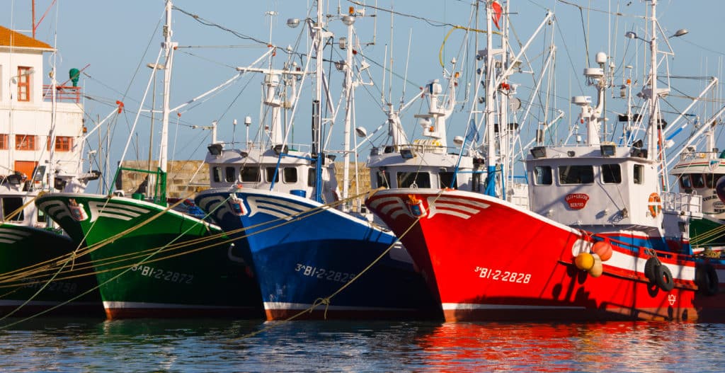 Barcos de pesca en Bermeo como los de la matanza a los vascos