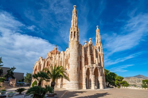 La pequeña Sagrada Familia de Novelda, un reflejo de Gaudí en Alicante