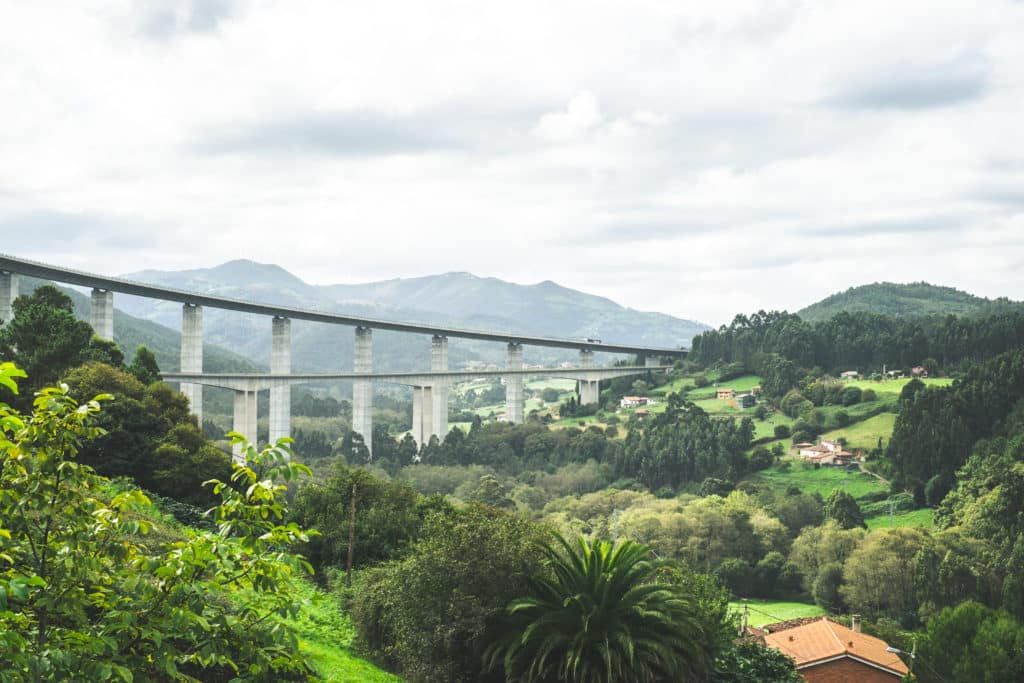 Autovía del Cantábrico, una de las carreteras más bonitas de España.