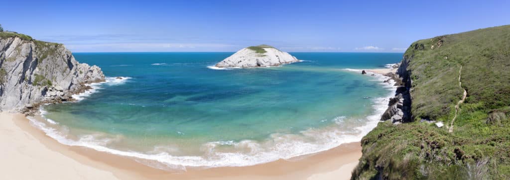 Playa de Covachos e isla de Castro