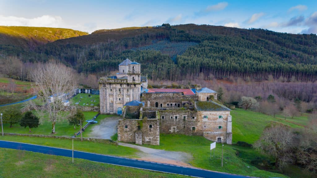 Pueblos cerca de bosques encantados en Galicia.