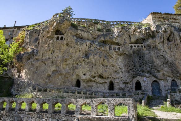 Cívica: una antigua aldea abandonada excavada en la roca