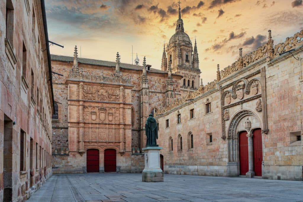 Fachada de las Escuelas Mayores de la Universidad de Salamanca.