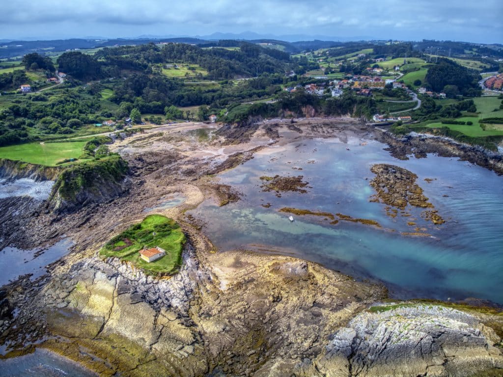 Ermita del Carmen con bajamar, en Luanco (Asturias).