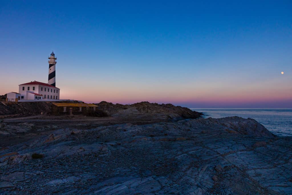 Puesta de sol en el faro de Favàritx, en Menorca (Islas Baleares, España)