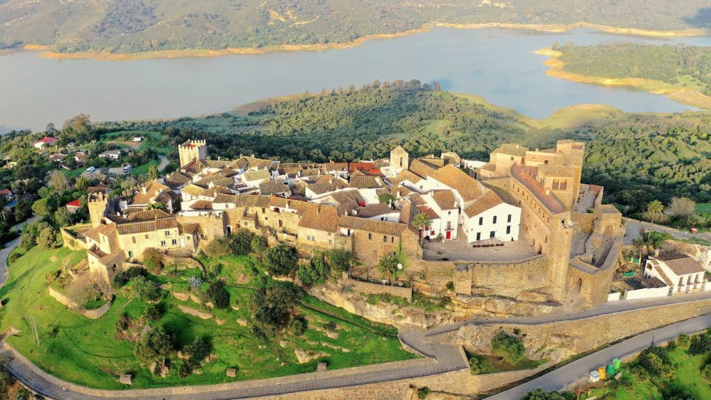 Pueblos amurallados y medievales: Castellar de la Frontera