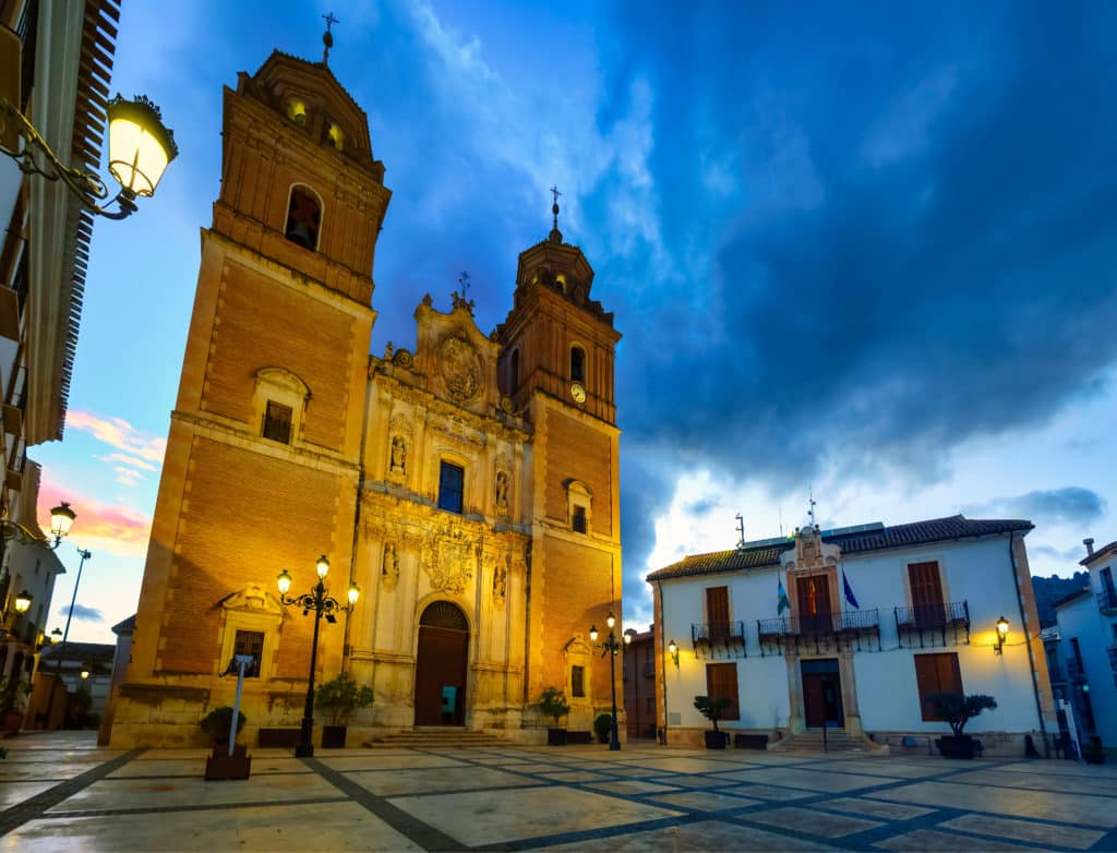 Plaza mayor de Vélez Rubio, con la iglesia de la Inmaculada Concepción. Por josemiguelsangar