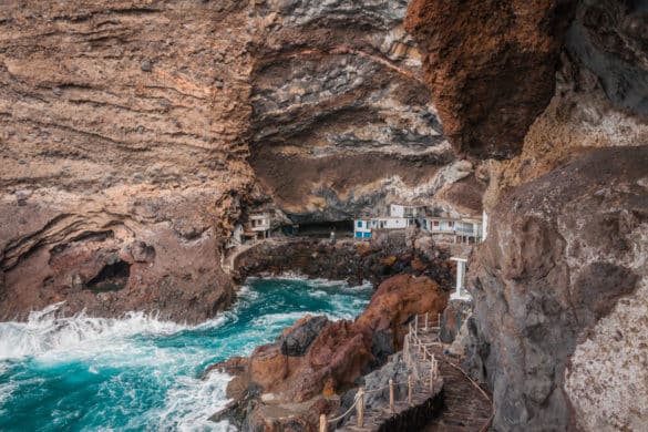 Porís de la Candelaria, el pueblo construido en el interior de una cueva al borde del mar