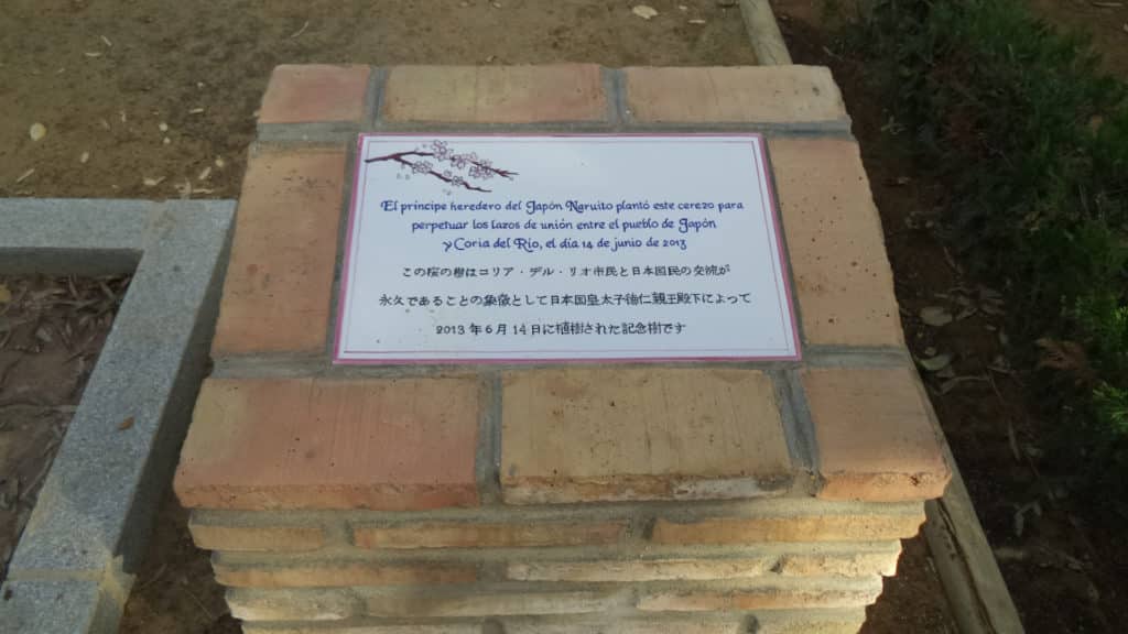 Azulejo junto al cerezo japonés plantado por el príncipe nipón Naruhito en Coria del Río