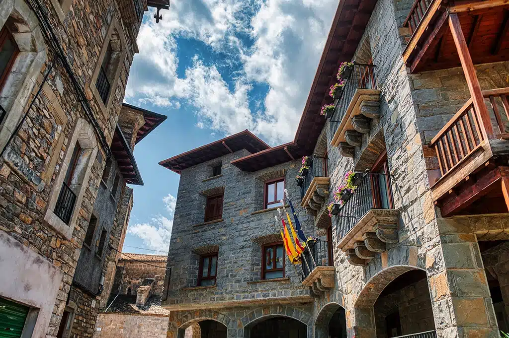 Boltaña, ‘la redonda y bonita’ villa aragonesa rodeada de piscinas ...