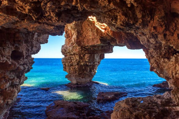 Cova dels Arcs: la cueva marina de la Cala del Moraig que se creó hace 60.000 años