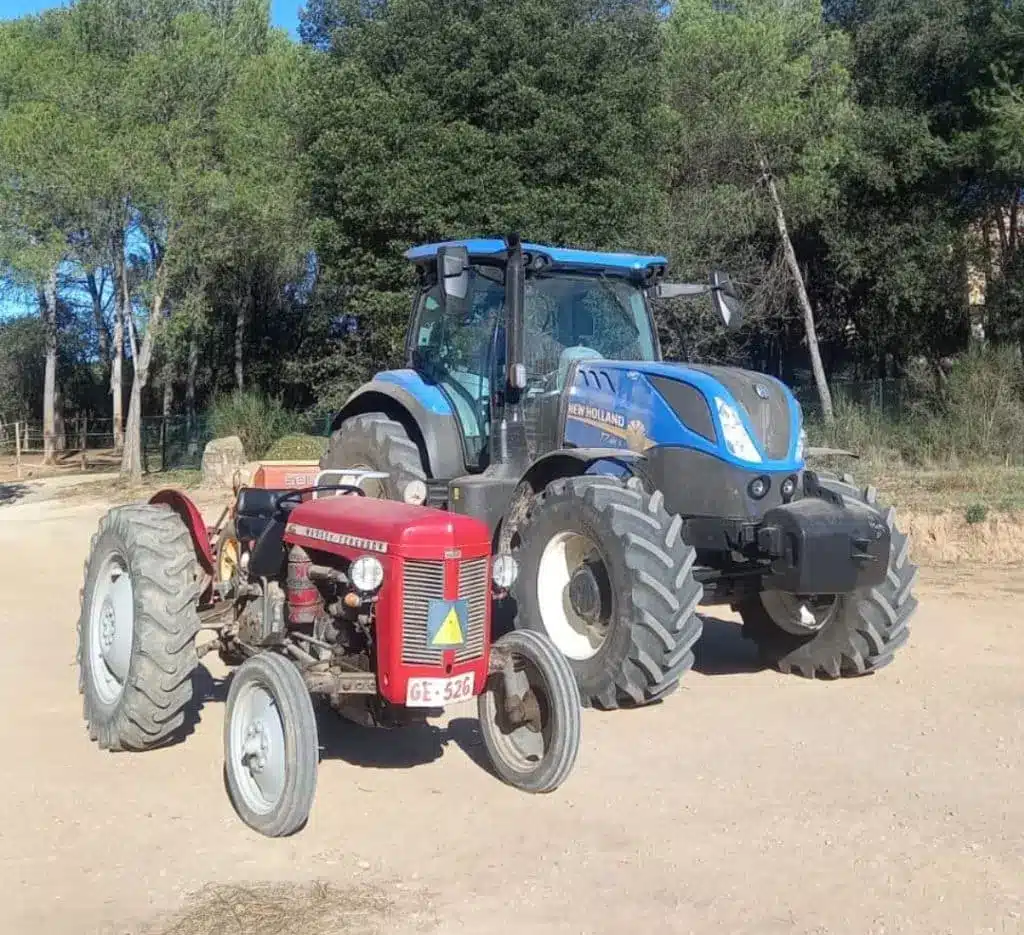 Dos tractores propiedad de Can Bonet