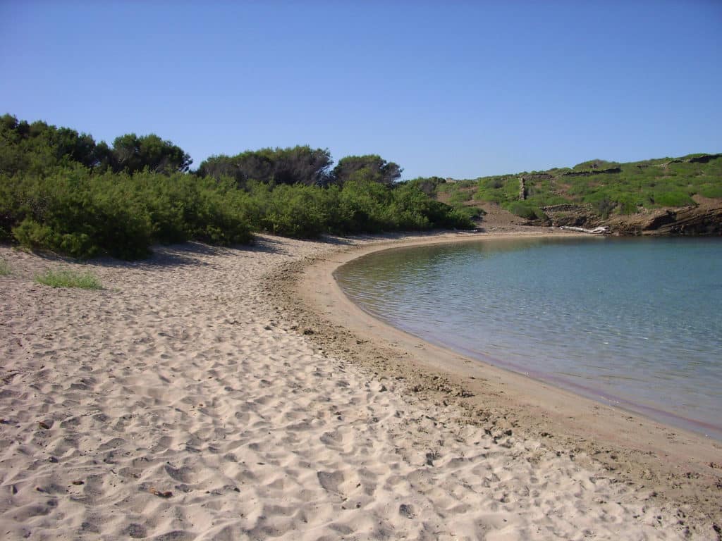 Playa Tamarells, en isla de Colom