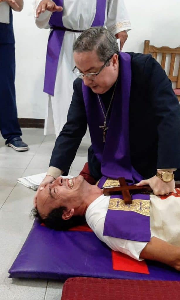 El sacerdote luterano Manuel Adolfo Acuña practicando un exorcismo