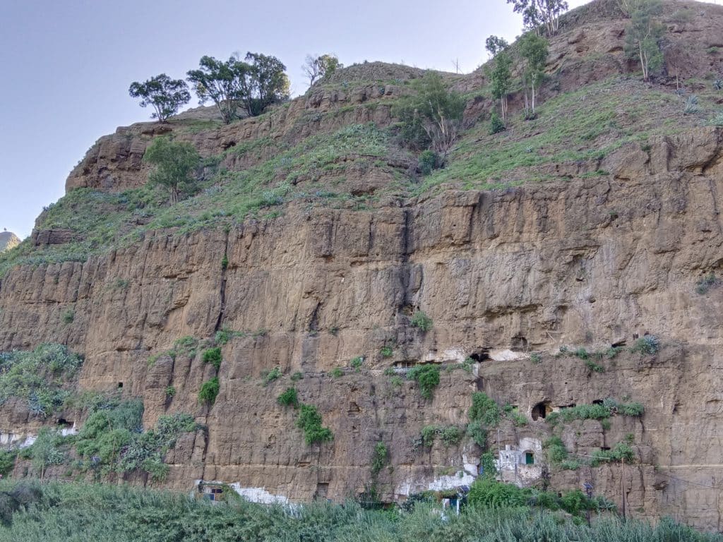 El Hornillo es un pueblo de cuevas excavadas en lo alto del barranco de Agaete, con los trogloditas de Gran Canaria