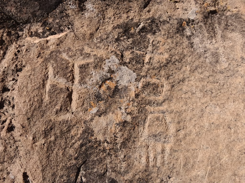 Petroglifos en escritura líbico-amazigh, en el roque Bentayga.