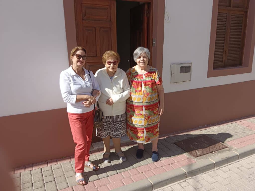 Isabel Romero, en el centro, fue maestra en el pueblo troglodita de Artenara. A la derecha, su hermana Alicia.