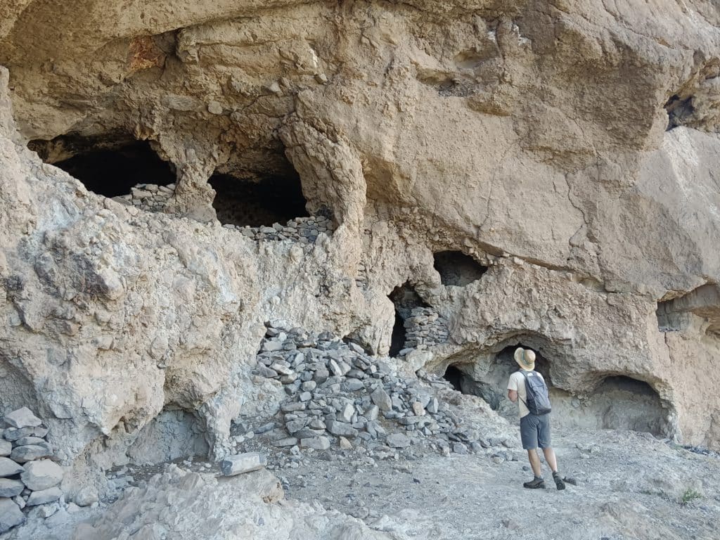 La Cumbre de Gran Canaria está perforada por un complejo sistema de cuevas aborígenes: viviendas, graneros, establos, templos…