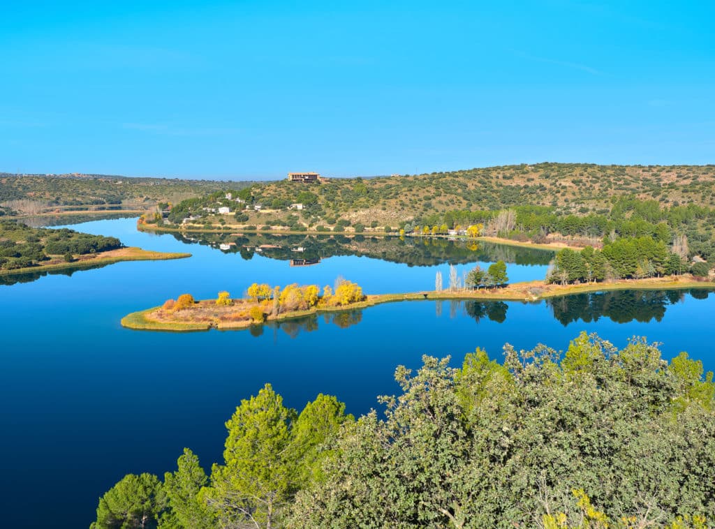 Vista Paisaje del Paraje Llamado La Isla en la Laguna La Colgada del Parque Natural de las Lagunas de Ruidera, Albacete