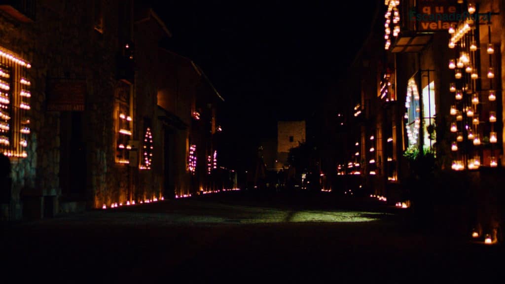 Una de las calles de Pedraza durante la Noche de las Velas.