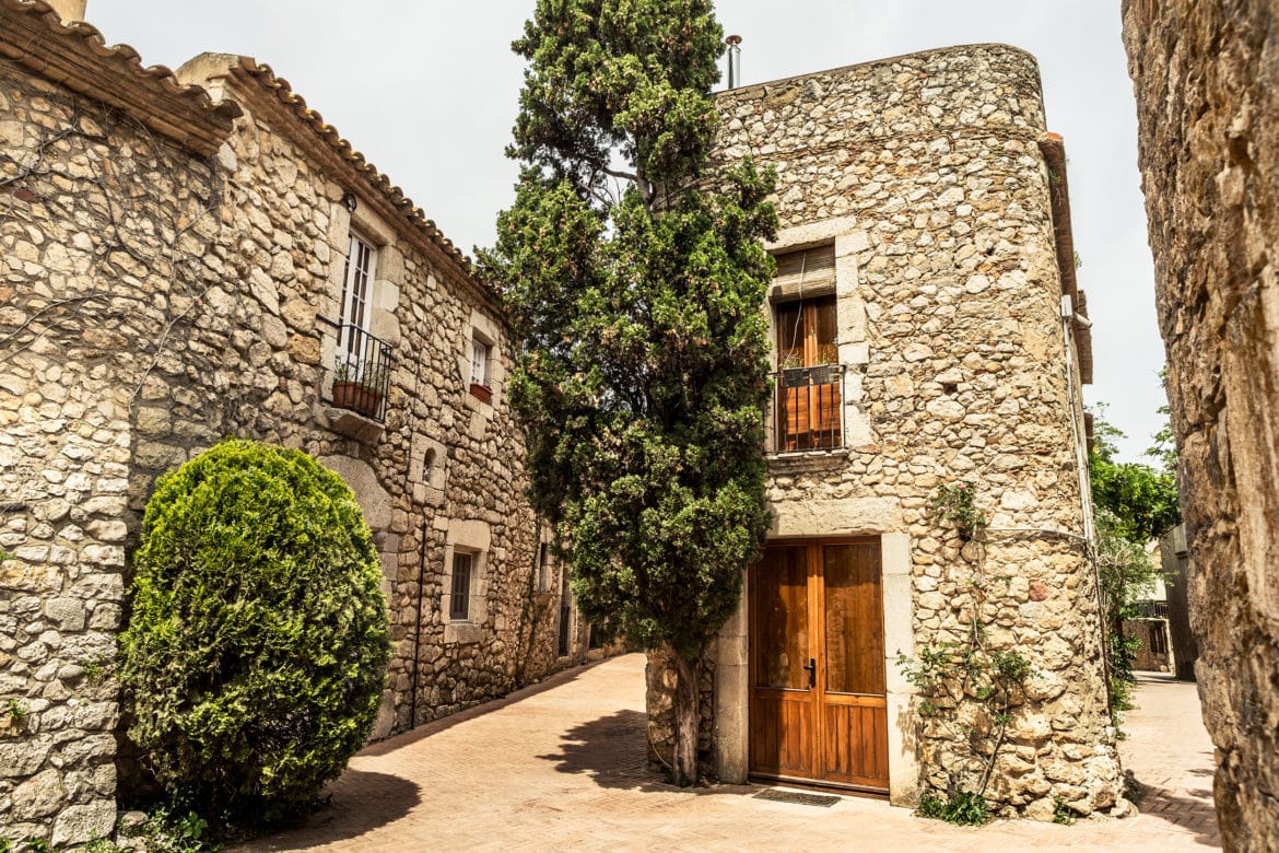 7-pueblos-medievales-en-la-costa-brava-para-viajar-al-pasado