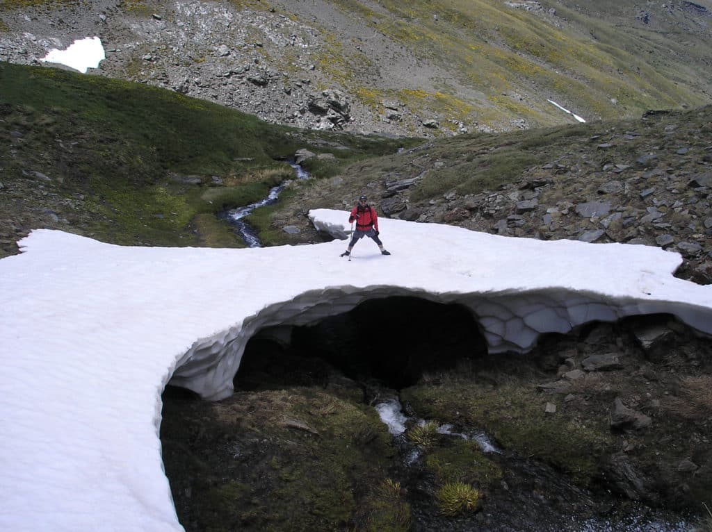 Túneles de nieve en Sierra Nevada