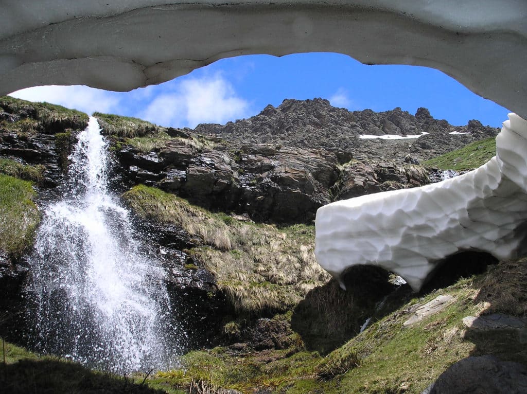 Túnel de nieve en Sierra Nevada