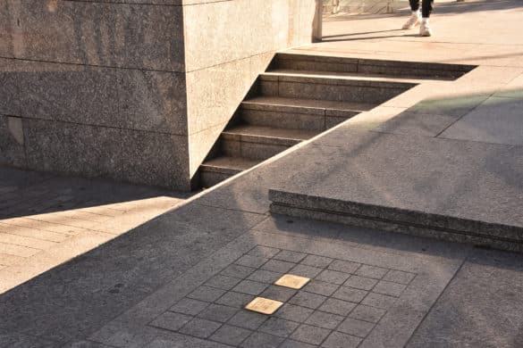 Las placas Stolpersteine que recuerdan a víctimas del Holocausto