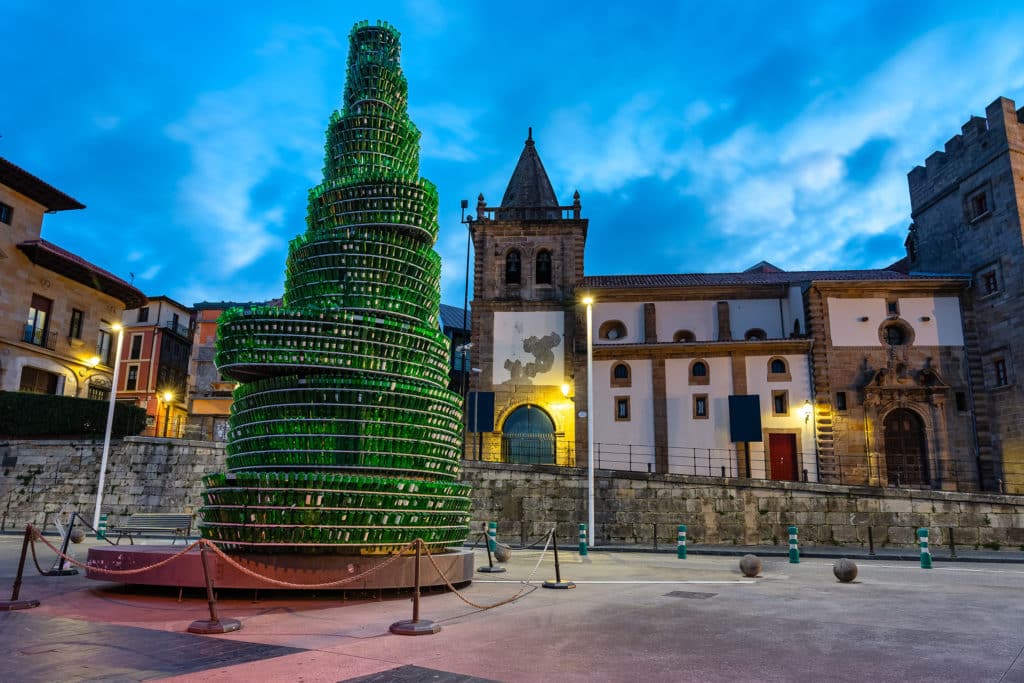 Árbol hecho con botellas de sidra en Gijón