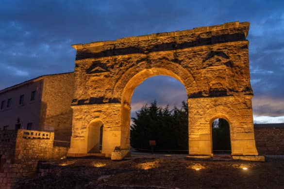 El arco romano de las señales de tráfico que está en un pueblo de Soria