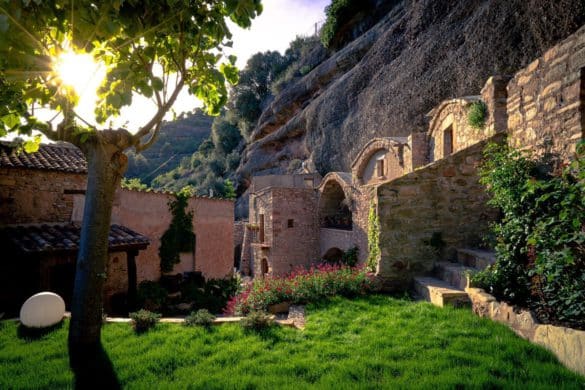 Balma del Perich, la casa rural incrustada en la roca de un pueblo medieval