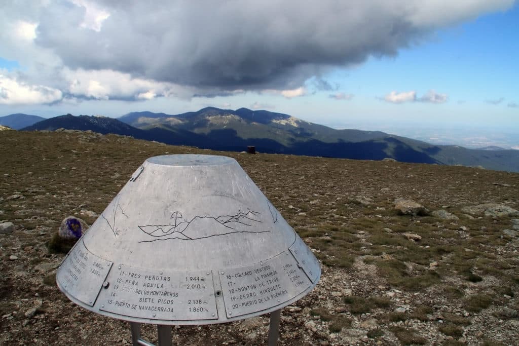 Poste metálico informativo en la cima de La Bola del Mundo, Navacerrada