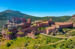El castillo de Peracense: la gran fortaleza roja de Teruel