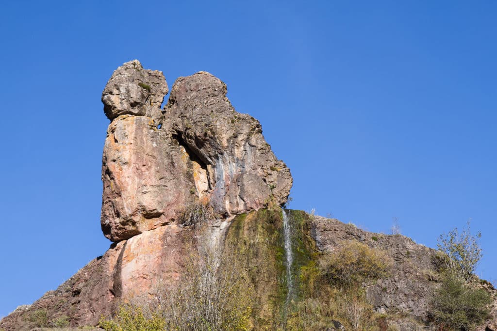 Peña y manantial El Cogullón. Cueva de Valporquero
