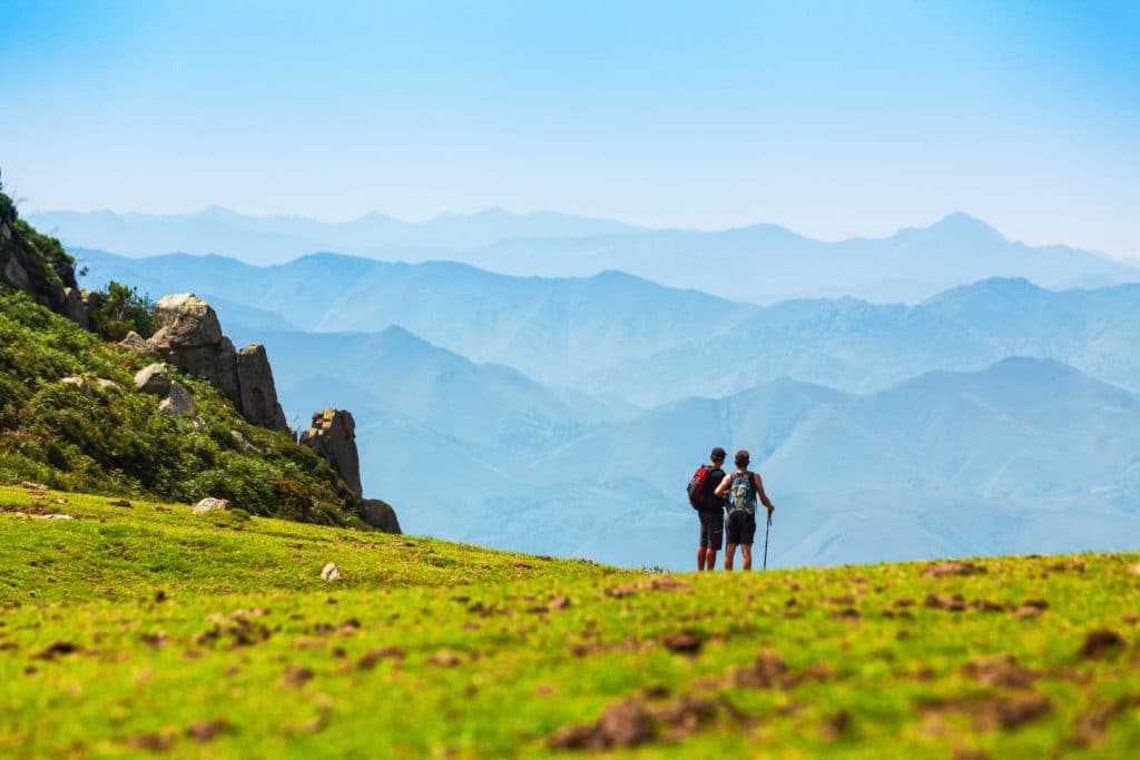 Dos personas haciendo senderismo en las montañas del Sueve, Asturias