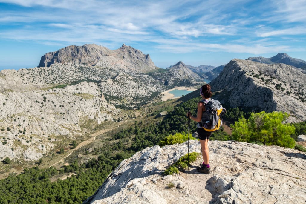 Rutas de senderismo en Mallorca. Excursionista contemplando el valle de Binimorat y el Puig Major, Paraje natural de la Serra de Tramuntana, Mallorca, balearic islands, Spain