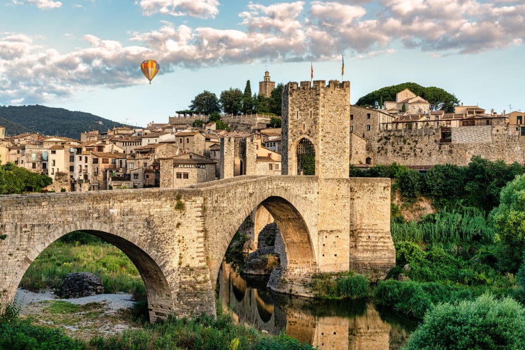 Volar en globo en el pueblo de Besalú