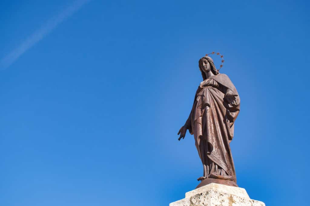 Estatua virgen María inmaculada concepción junto a la catedral de Palencia. 